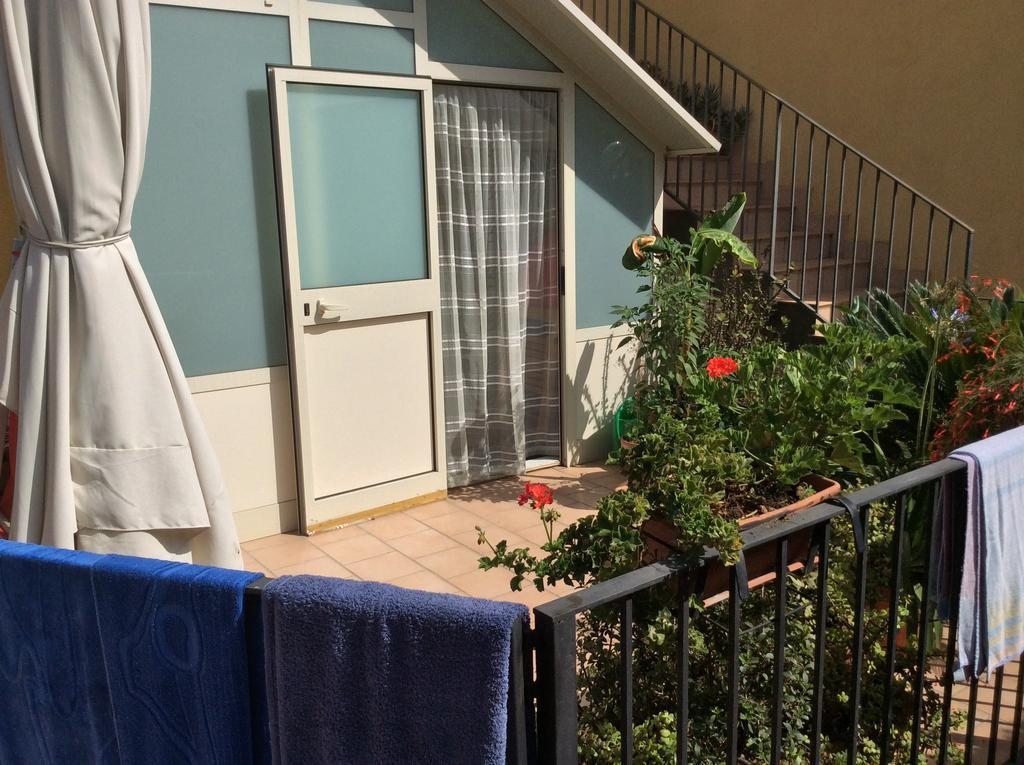 Cozy Apartment By The Sea Acireale Eksteriør bilde